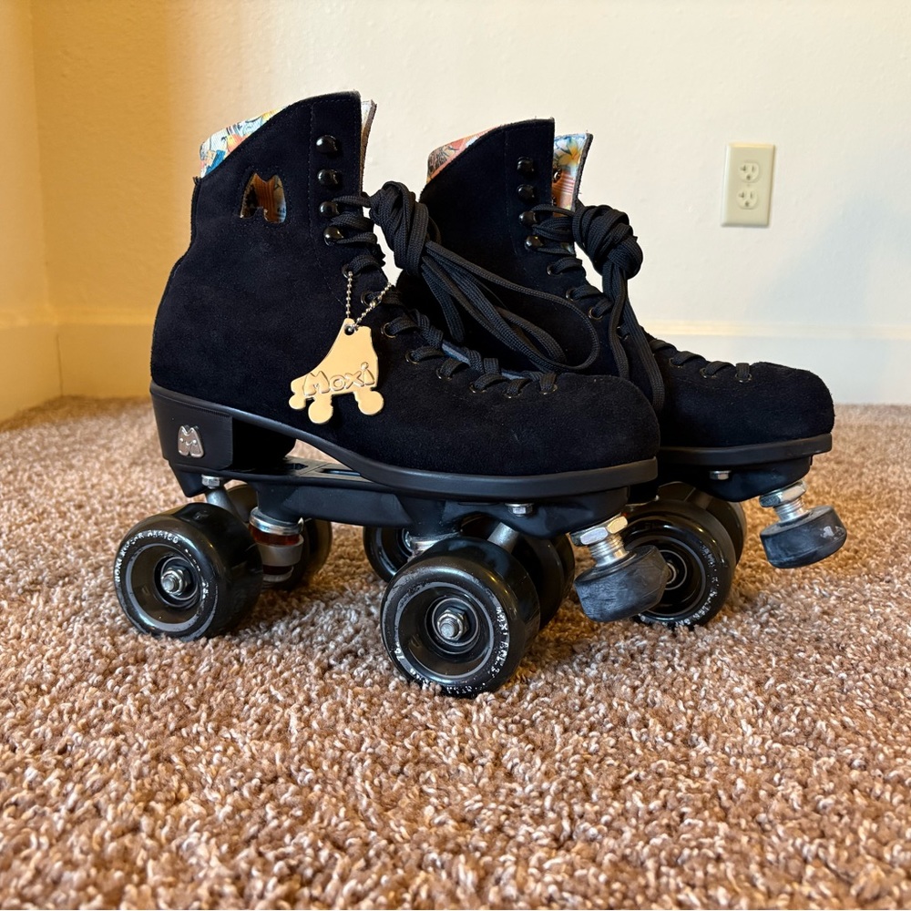 Lolly Outdoor Complete - Classic Black Suede 
Luminous - LED Quad wheels